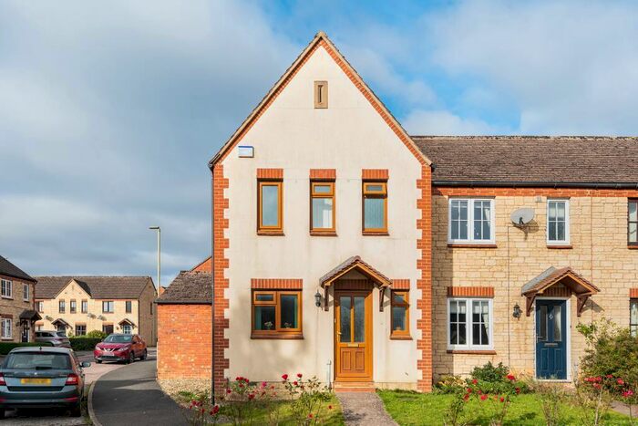 3 Bedroom Semi-Detached House To Rent In Deer Park, Witney, OX28