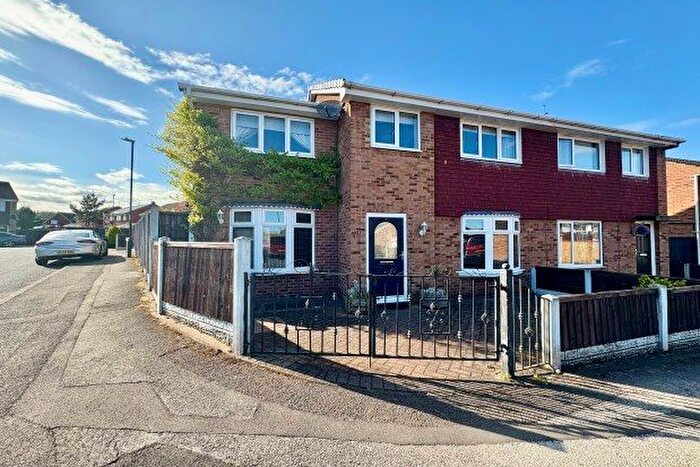 4 Bedroom Semi-Detached House To Rent In Fenroth Close, Nottingham, NG6