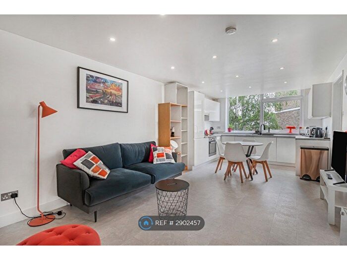 2 Bedroom Flat To Rent In Pickwick Court, London, SE9