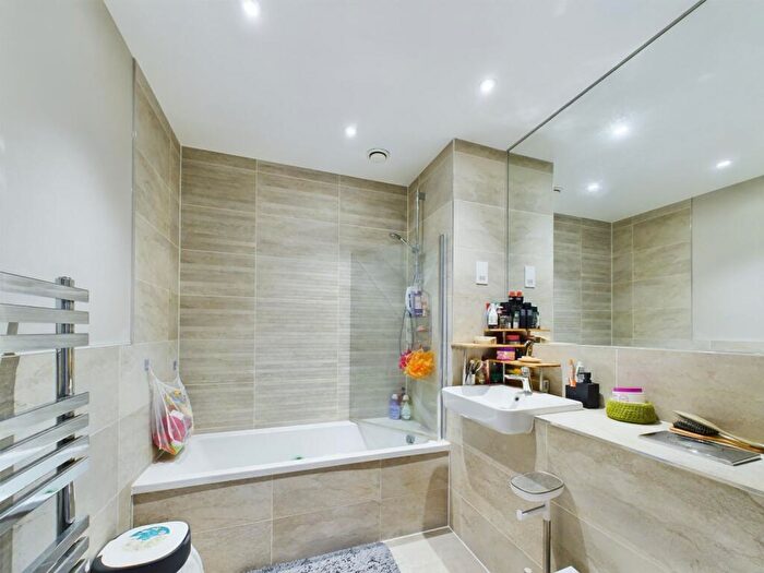 1 Bedroom Flat For Sale In Mill Court, A Station Road, London, N11