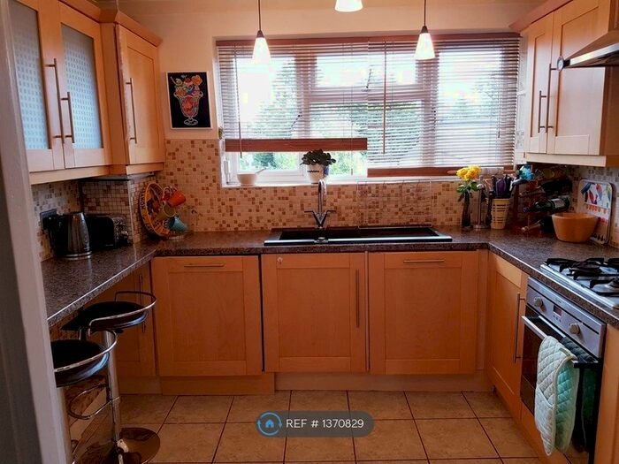 3 Bedroom Flat To Rent In Bushfield Crescent, Edgware, HA8