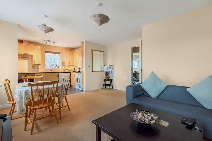 2 Bedroom Flat To Rent In Newbury, Berkshire, RG14