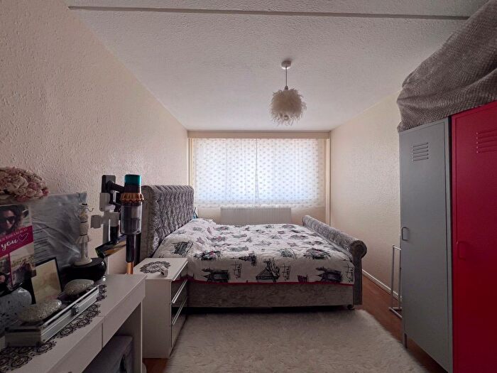 2 Bedroom Flat For Sale In Griffin Road, London, N17