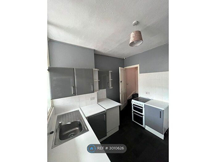 4 Bedroom Flat To Rent In Southgate, Elland, HX5