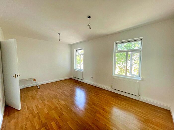 3 Bedroom Flat To Rent In Bilton Road, Perivale, Greenford, Greater London, UB6