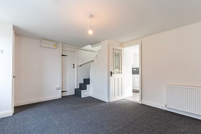 2 Bedroom Cottage To Rent In Wind Street, Blaenllechau, CF43