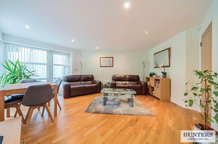 2 Bedroom Flat For Sale In Central Avenue, Welling, DA16