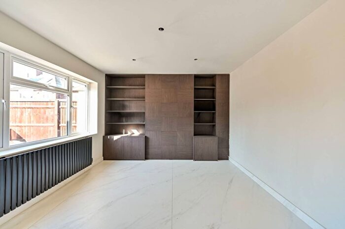 5 Bedroom Semi-Detached House For Sale In Keepers Farm Close, Windsor, SL4