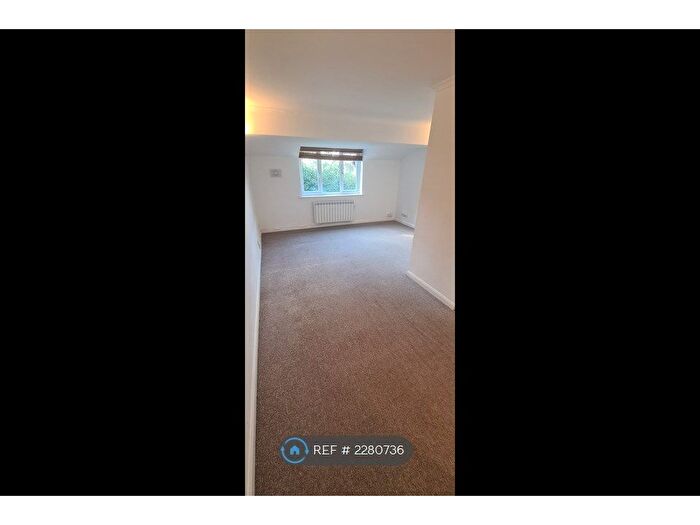 1 Bedroom Flat To Rent In Maple Court, Bracknell, RG12