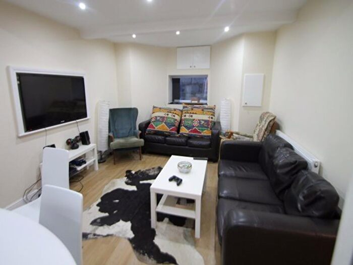 6 Bedroom Semi-Detached House To Rent In Victoria Road, Leeds, LS6