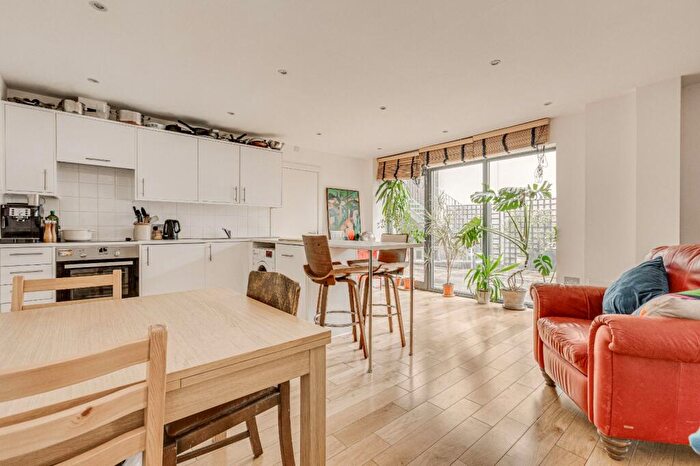 2 Bedroom Flat To Rent In St. John's Hill, Clapham Junction, SW11