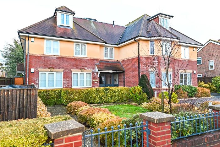 3 Bedroom Flat For Sale In Mount Avenue, New Milton, Hampshire, BH25