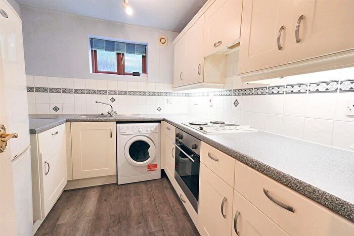 2 Bedroom Flat For Sale In Black Swan Close, Woodthorpe, Nottingham, NG5