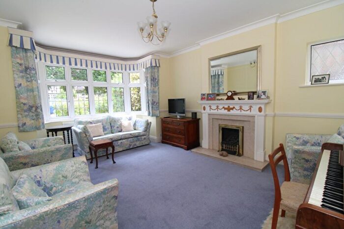 4 Bedroom Detached House For Sale In Broadoaks Way, Bromley, BR2