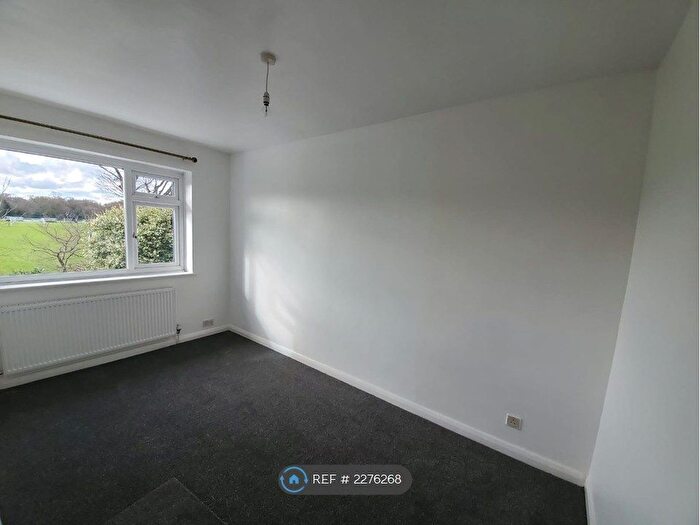 3 Bedroom Flat To Rent In Coppice Way, London, E18
