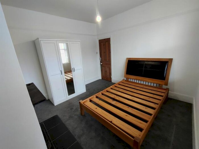 3 Bedroom Maisonette To Rent In Kettering Street, London, SW16