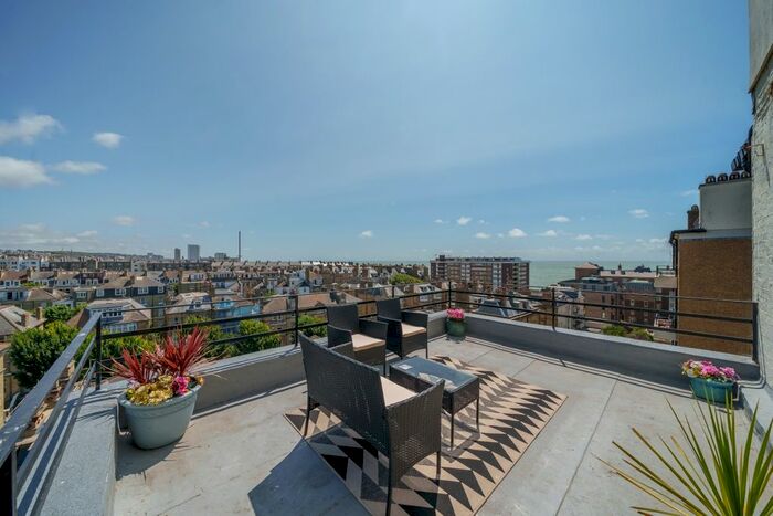 2 Bedroom Flat To Rent In Grand Avenue, Hove, BN3