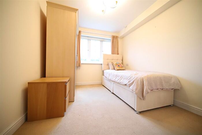 1 Bedroom Flat For Sale In Cockfosters Road, Cockfosters, Barnet, EN4