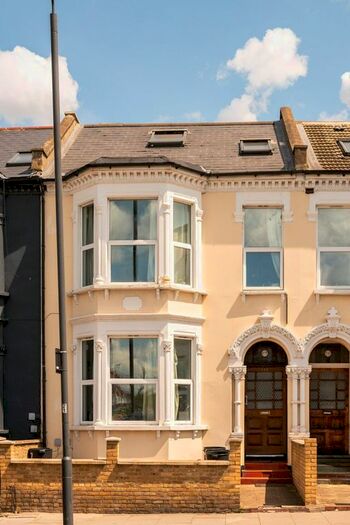 3 Bedroom Flat To Rent In Tooting Bec Road, Tooting, London, SW17