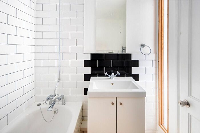 2 Bedroom Flat For Sale In Roding Road, Homerton, London, E5