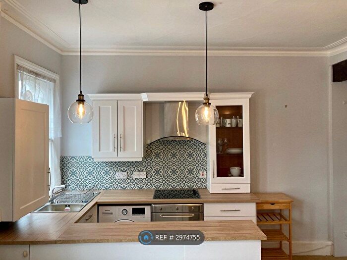 2 Bedroom Flat To Rent In Mayflower Road, London, SW9