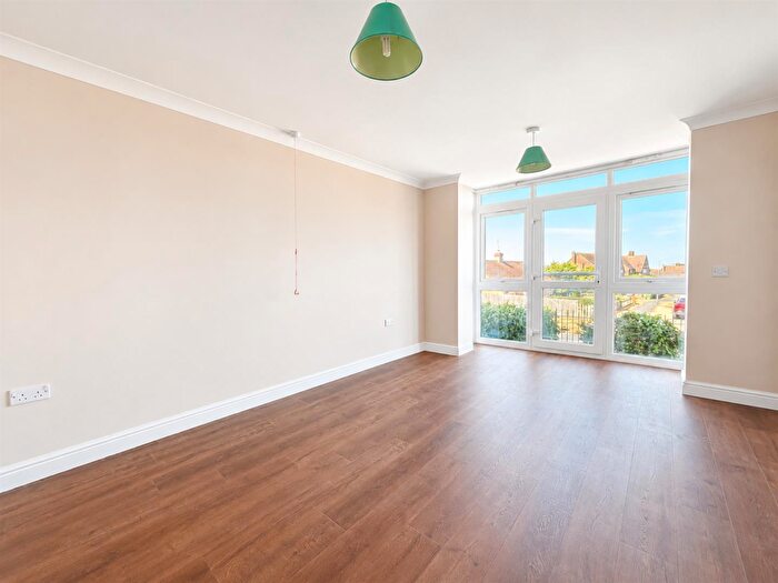 1 Bedroom Flat For Sale In Roundhay Avenue, Peacehaven, BN10