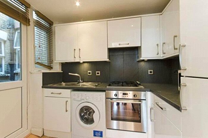 Studio To Rent In Ballards Lane, London, N3