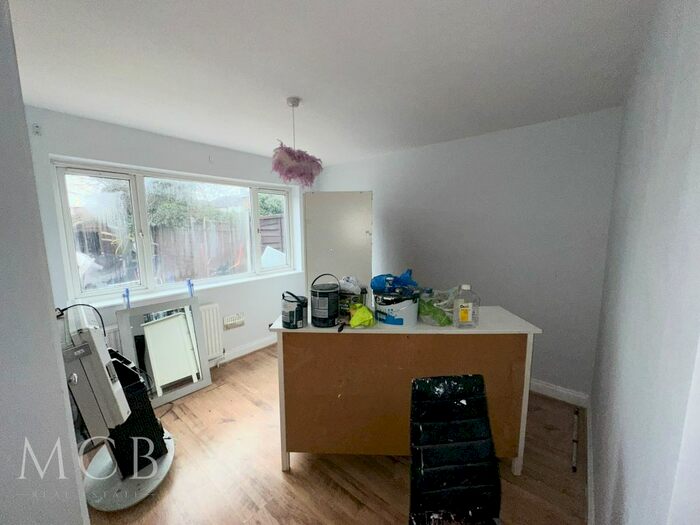 2 Bedroom Maisonette To Rent In Pennine Way, Hayes, UB3