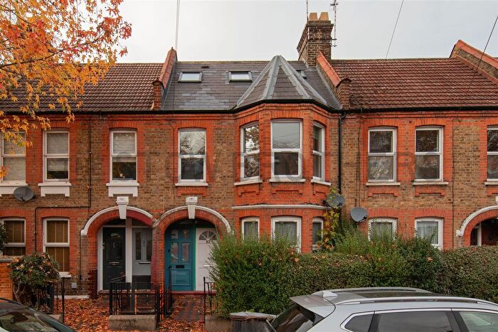 3 Bedroom Flat To Rent In Brettenham Road, Walthamstow, E17