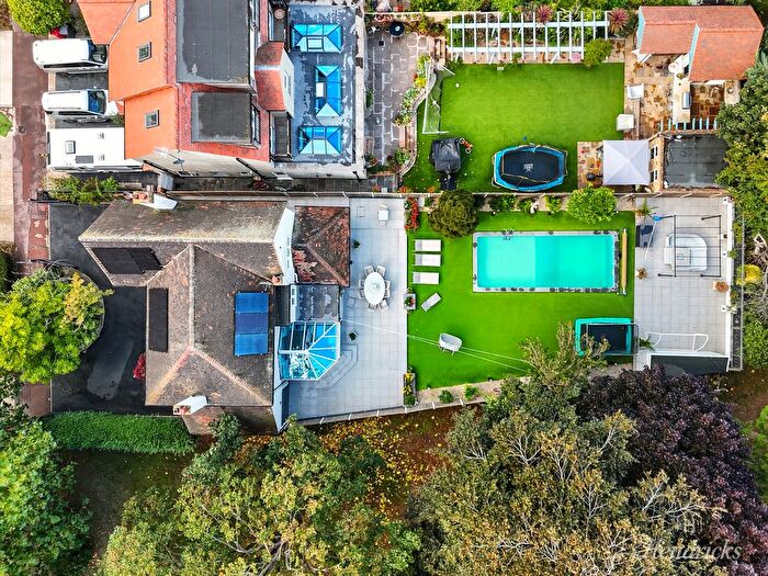 4 Bedroom Detached House For Sale In Victoria Avenue, Southend-On-Sea, SS2