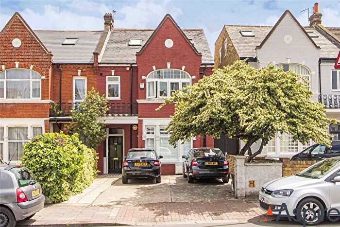 3 Bedroom Flat For Sale In Mitcham Lane, London, SW16