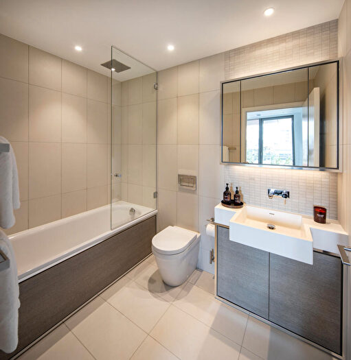 2 Bedroom Apartment To Rent In Water Street, London, E14