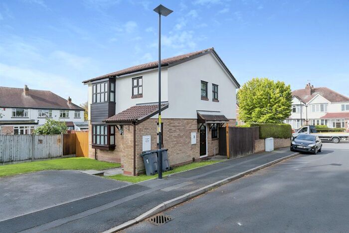 2 Bedroom Flat For Sale In Pembroke Way, Birmingham, B28