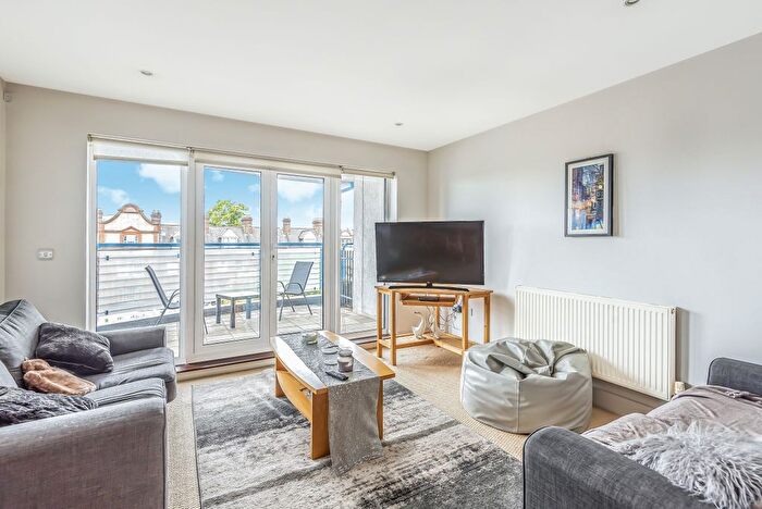 2 Bedroom Flat To Rent In Balham High Road, Balham, London, SW17