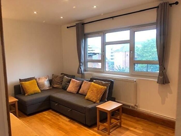 3 Bedroom Flat To Rent In Clapham Road, London, SW9