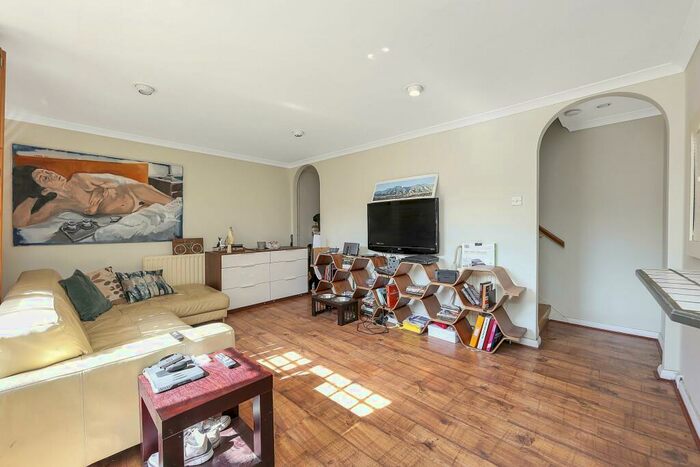 2 Bedroom Flat To Rent In Burr Close, London, E1W