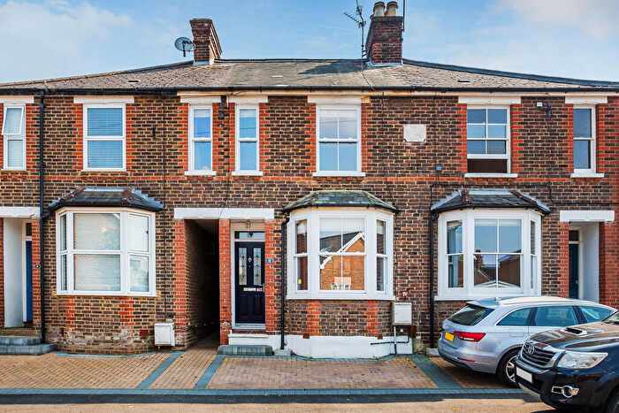 2 Bedroom Terraced House To Rent In Glovers Road, RH2