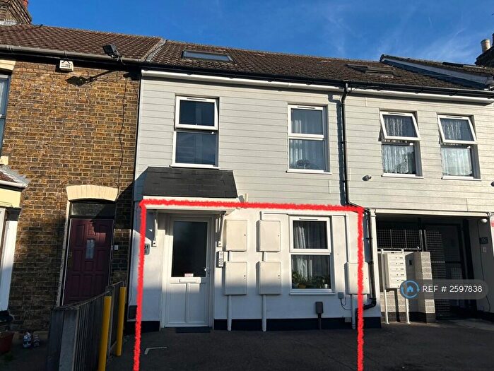 2 Bedroom Flat To Rent In Cowper Road, Sittingbourne, ME10