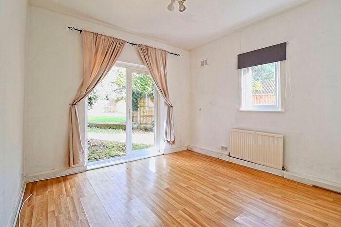 2 Bedroom Flat For Sale In Harcourt Avenue, Southend-On-Sea, SS2