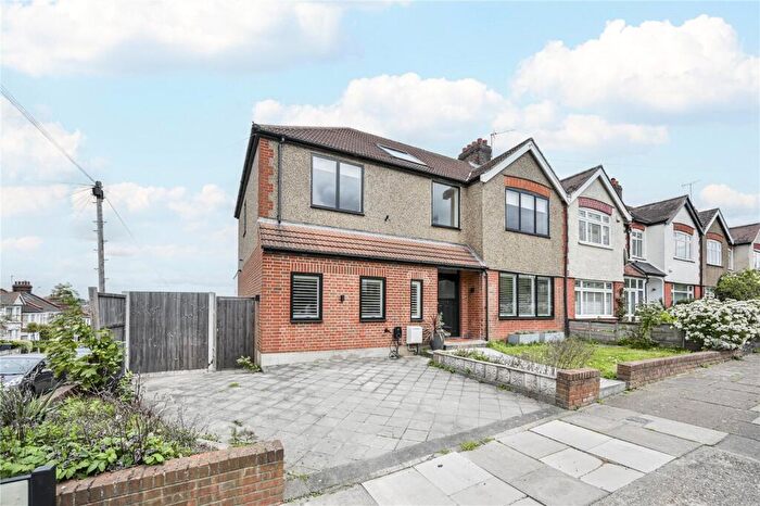 4 Bedroom Semi-Detached House For Sale In Lynton Gardens, London, N11