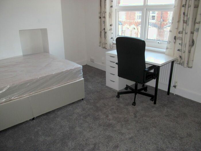 4 Bedroom Terraced House To Rent In De Beauvoir Road, Reading, RG1