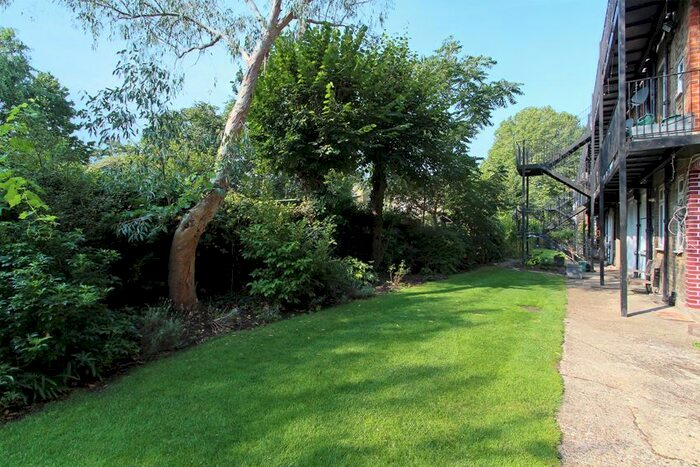 1 Bedroom Flat To Rent In Upper Richmond Road West, East Sheen, London, SW14