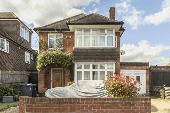 Studio To Rent In Elmcroft Drive, Surbiton, KT9