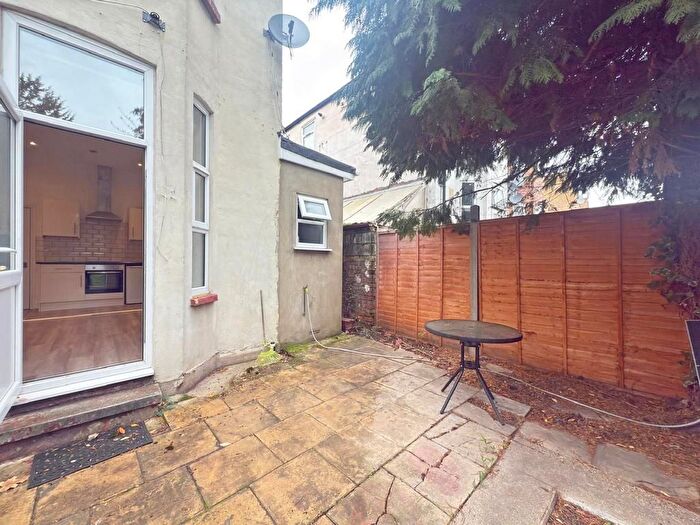 1 Bedroom Studio To Rent In Lampton Road, Hounslow, Middlesex, TW3