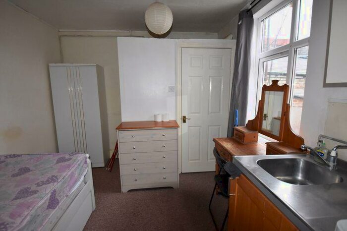 Detached House To Rent In Stanley Street, Luton, LU1