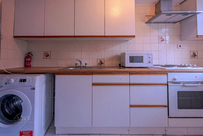 2 Bedroom Flat To Rent In Arden Grove, Ladywood, Birmingham, West Midlands, B16