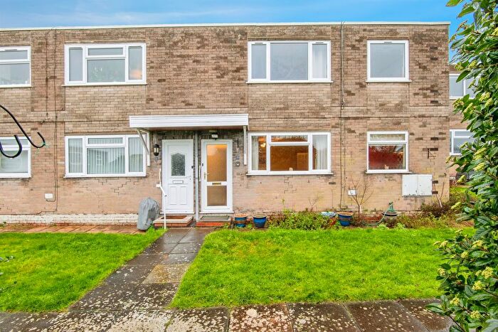 2 Bedroom Flat For Sale In Elmfield Gardens, Worcester, WR5