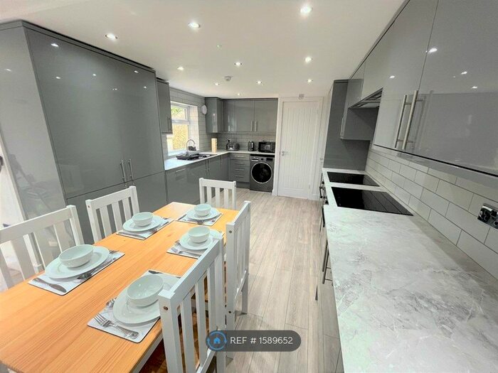 6 Bedroom Semi-Detached House To Rent In Lambrook Road, Bristol, BS16