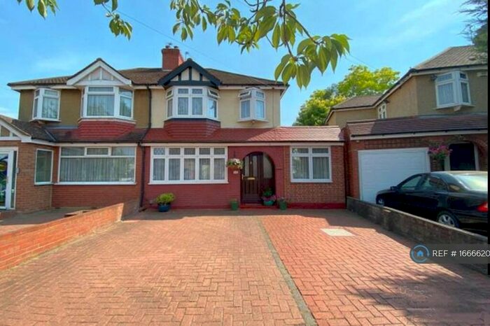 4 Bedroom Terraced House To Rent In Ascot Gardens, Enfield, EN3