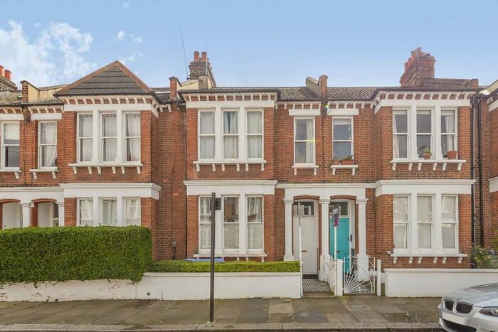 3 Bedroom Flat To Rent In Shamrock Street, London, SW4